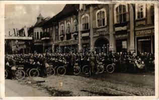 1938 Rimaszombat, Rimavská Sobota; bevonulás, kerékpáros katonák, magyar zászlók, üzletek / entry of the Hungarian troops, soldiers with bicycles, Hungarian flags, shops