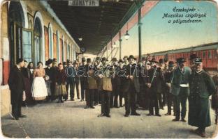 1914 Érsekújvár, Nové Zámky; Muzsikus cigányok a pályaudvaron, vasútállomás / Gypsy band at the railway station (EM)