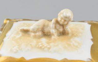 Capri von Schierholz porcelán bonbonniere tetején a szemlélődő Ámorral. Oldalán faun és nimfa szerel...