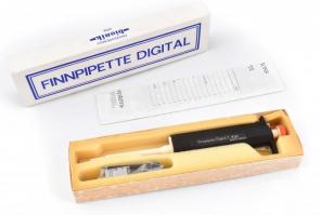 Finpipette digital pipetta 40-200 pikoliter eredeti dobozában, leírással