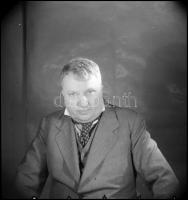 1938 Szabó Dezső (1879-1945) író, Truskovszky Dezső 9 db felvétele, fotónegatív, 6×6 cm