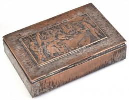 Iparművész réz doboz, fedelén építkezést ábrázoló domborműves díszítéssel, fa betéttel, kopásnyomokkal, 17x12x4 cm