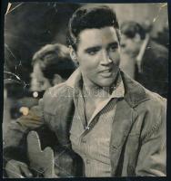 cca 1975 Elvis Presley (1935-1977) énekes fotója, sok törésnyommal, sérüléssel, szakadással, 19×18 cm
