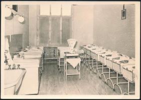 cca 1930-1950 Kórház szülészeti osztálya újszülöttekkel, fotó, 15x10,5 cm