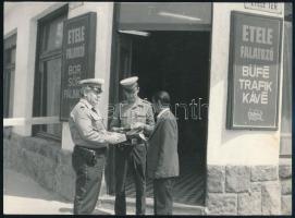cca 1960-1970 Bp., Újbuda, Etele tér, rendőri igazoltatás az Etele falatozó előtt, fotó, 18x13 cm