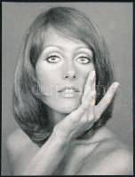 cca 1975 Pataki Ági fotómodell pályája kezdetén, az első Fabulon krém reklámfotó-soroz egy darabja, 11,5×9 cm