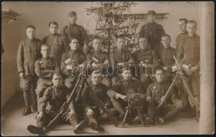 cca 1918 Magyar katonák a karácsonyfa alatt puskával és golyószóróval, fotó, 8,5×13,5 cm