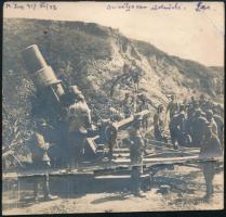 1917 A kövér Berta mozsárágyút készítik elő tüzelésre a fronton, feliratozott fotó, felületén törésnyomok, 8×9 cm