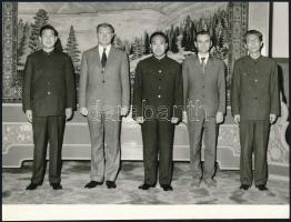 Ribánszki Róbert diplomata Szun Csien kínai miniszterelnökkel és a kínai küldöttséggel. Hivatalos fotó. 20x14 cm Szakadással
