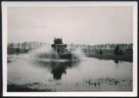 1938 A magyar gyártású Toldi harckocsi tesztelése vizes terepen, fotó, 6×8,5 cm