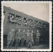 1941 Magyar katonák indulásra készen Oroszországba a debreceni pályaudvaron, hátoldalon feliratozott fotó, 6×6 cm