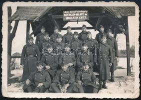 1941 Magyar katonák Szombathelyen a M. kir. vonatosztály lovagló-hajtó és ugrató kertje előtt, hátoldalon feliratozott fotó, 6×9 cm