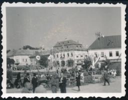 1940 Szamosújvár főtere horogkeresztes és magyar zászlókkal, 4,5×6 cm