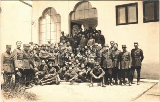 Fogaras, Fagaras; Román katonák / Romanian military, group of soldiers. photo