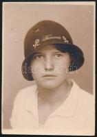 cca 1930 Hölgy Tennis feliratú kalapban, fotó, felületén törésnyomok, 8,5×6 cm