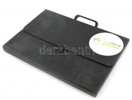 Papírrégiség tétel, főként művészeti témájú kivágások, nyomtatványok, irattartó táskában