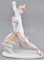 Hollóházi porcelán táncosnő, kézzel festett, jelzett, hajdísze restaurált, m: 25 cm
