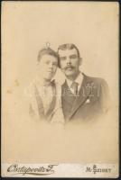 cca 1890 Házaspár fotója, keményhátú fotó Osztapovitz máramarosszigeti műterméből, sérüléssel, 16,5×10,5 cm