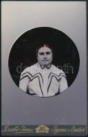 cca 1900 Női műtermi portré, keményhátú fotó Szabó Imre gyomaendrődi műterméből, szecessziós hátlappal, 16,5×10,5 cm