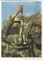 Második világháborús német katonai lap. Német gránátvető bevetés közben. Falk haditudósító felvétele. Carl Werner / WWII German military grenade launcher (r)