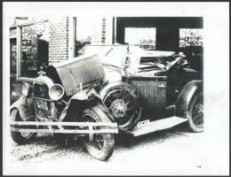 Régi amerikai automobil roncsáról készült fotó, későbbi előhívás, 28x21,5 cm