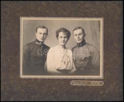cca 1910 3 testvér, közöttük két katona. Scmidt Ede, Budapest kartonon. 23x20 cm