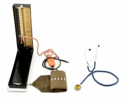 Régi vérnyomásmérő, teljes felszereltséggel, működő állapotban