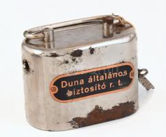 cca 1935 Duna Általános Biztosító Rt. régi fém persely, kulcsával, rozsdás, 8×11×6 cm