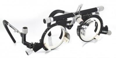 Állítható optometriai lencsekeret szemüveg, japán gyártmány, kopásnyomokkal, 16×11 cm
