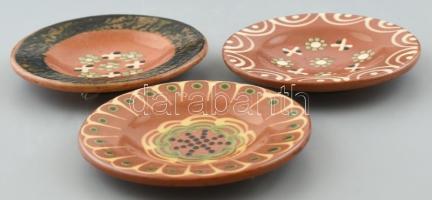 Kántor Kun-Gazda Karcag 3 db fali dísztányér. Kézzel festett, jelzett, hibátlan. d: 12,7 cm