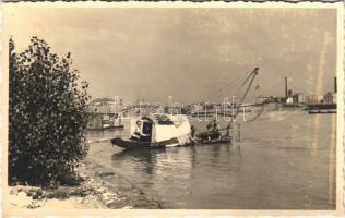 Budapest IX. Halászcsónak a Dunán (pesti oldal a Petőfi hídtól délre) photo