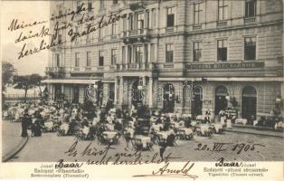 1905 Budapest V. Vigadó tér, Thonet udvar, Petanovits József Pilseni sörcsarnoka, étterem és kávéház, terasz vendégekkel és pincérekkel