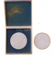 1977. "FIN" jelzetlen biszkvit porcelán emlékérem tokban (62mm) + 1980. "Herendi porc...