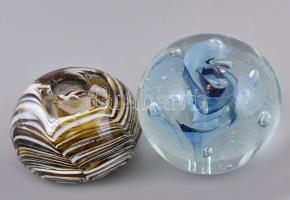 Gömb alakú üveg levélnehezék + gyertyatartó, 2 db, az egyik alján kis csorbával, kopásnyomokkal, m: 7,5 cm és 5 cm