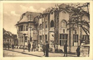 1930 Győr, Kioszk kávéház és étterem, hirdetőoszlop Josephine Baker reklámmal, újságosbódé. Royal tőzsde kiadása