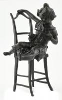 Franz Iffland (1862-1935): Filette a széken a macskájával. Öntött patinázott bronz. Jelzett. Párizsi öntöde. m: 22cm. Franz Iffland német szobrász és festő volt, aki a 19. század végén és a 20. század elején dolgozott. 1862-ben született a Porosz Királyságban, Berlinben. Szobrainak többségét a jugendstil mozgalom befolyásolta, de karrierje végén, az 1920-as évek közepétől kezdve számos art deco szobrot készített. (után öntés)