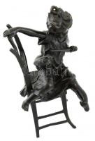 Franz Iffland (1862-1935): Filette a széken a macskájával. Öntött patinázott bronz. Jelzett. Párizsi...