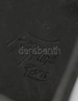 Franz Iffland (1862-1935): Filette a széken a macskájával. Öntött patinázott bronz. Jelzett. Párizsi...