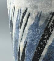 Gorka Lívia (1925 - 2011) Díszváza. Korongozott és kézzel formázott samottos kerámia. Oldalukon csav...