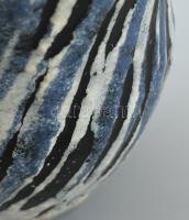 Gorka Lívia (1925 - 2011) Díszváza. Korongozott és kézzel formázott samottos kerámia. Oldalukon csav...