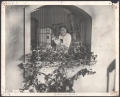 Elkésett levél (1941), főszerepeben: Szörényi Éva, vintage film fotó, hátoldalán feliratozott és Lakner Filmservice Reklámanyagosztály bélyegzőjével, szélein sérült, 23,5x30 cm