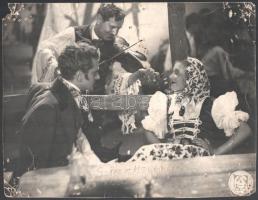 cca 1935 Szívek melódiája, főszerepben: Renate Müller, Felix Bressart, vintage film fotó, hátoldalán feliratozott és Farkas József Manó reklámanyag-kölcsönző bélyegzőjével, sérült, ragasztott, 20,5x27 cm