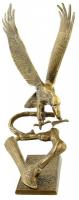 Sas faágon bronz szobor. Jelzés nélkül. m: 37 cm