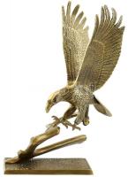 Sas faágon bronz szobor. Jelzés nélkül. m: 37 cm