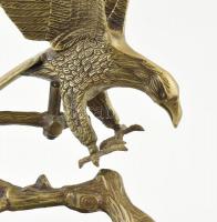 Sas faágon bronz szobor. Jelzés nélkül. m: 37 cm