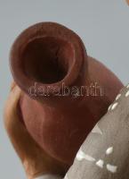 Kovács Margit (1902-1976): Leány korsóval. Színesen festett, engóbozott kerámia. Korának megfelelő á...