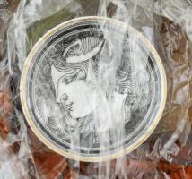 Hollóházi Szász Endre által tervezett mintával díszített tálka bőrrel borított fa alapon, kis kopásn...