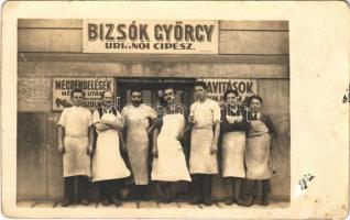 Budapest XII. Bizsók György úri és női cipész üzlete, cipészek. Hertelendy utca 2., photo (EB)