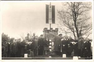 1948 Marcali, az 1848-as szabadságharc és forradalom centenáriumi ünnepsége, Országzászló (1848-1948 Hazádnak Rendületlenül) és magyar címer, hölgyek népviseletben. Szitovszky foto, photo (EK)