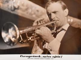 Filmeket bemutató 21 db vitrinfotó, főként fekete-fehér, 25×19 cm